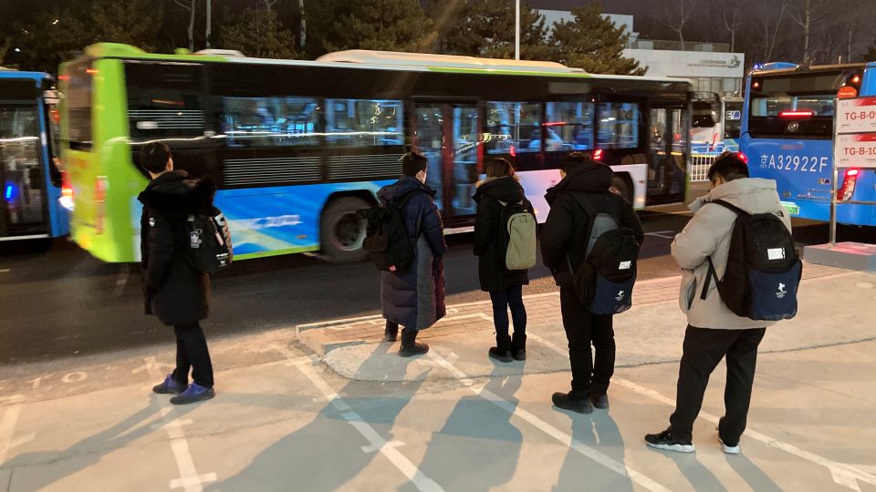 Olympijské autobusy jsou součástí covidové bubliny – zastaví výhradně jen na výchozí a konečné stanici