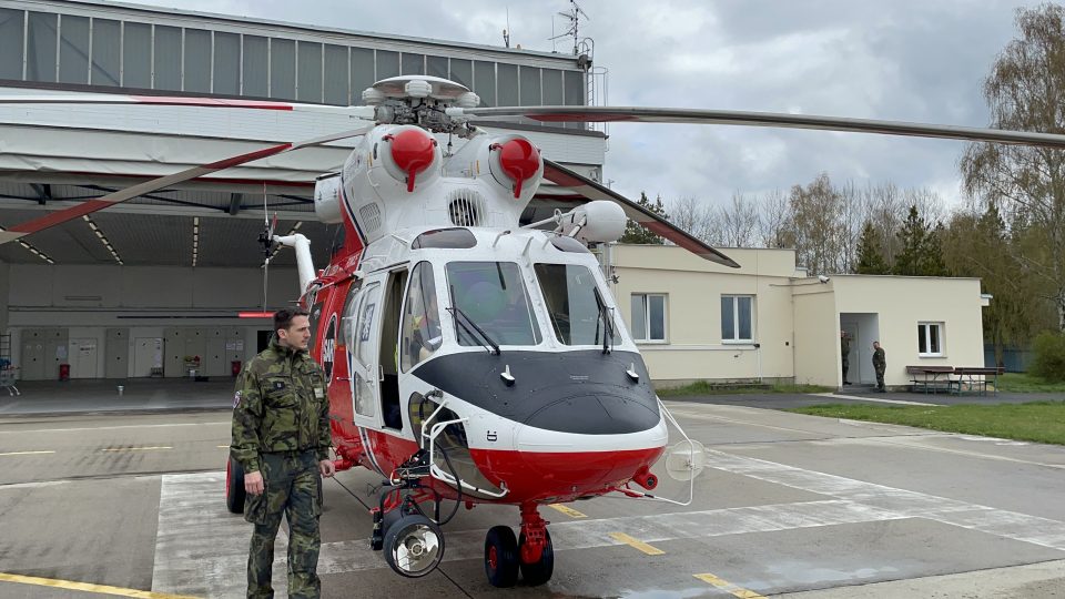 Na armádní základně v Líních je ve dne i v noci připravený vojenský vrtulník W-3A Sokol