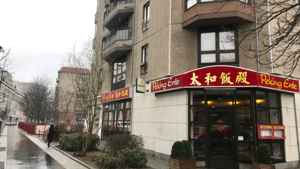 Místo Hitlerovy úřadovny čínské bistro Pekingská kachna. Paradoxy dějin