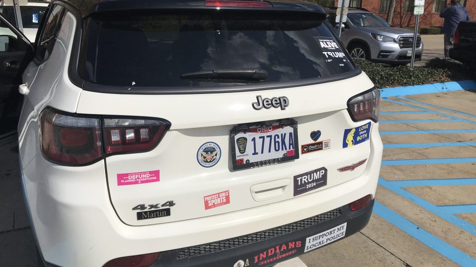 Auto republikána Krise s nálepkami kampaně Donalda Trumpa