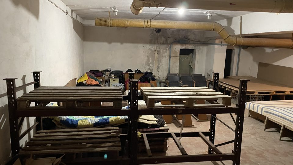 Několik rodin z bombardovaných vesnic a měst Luhanské oblasti našlo útočiště v jedné z budov městského komunálního podniku v Lisičansku