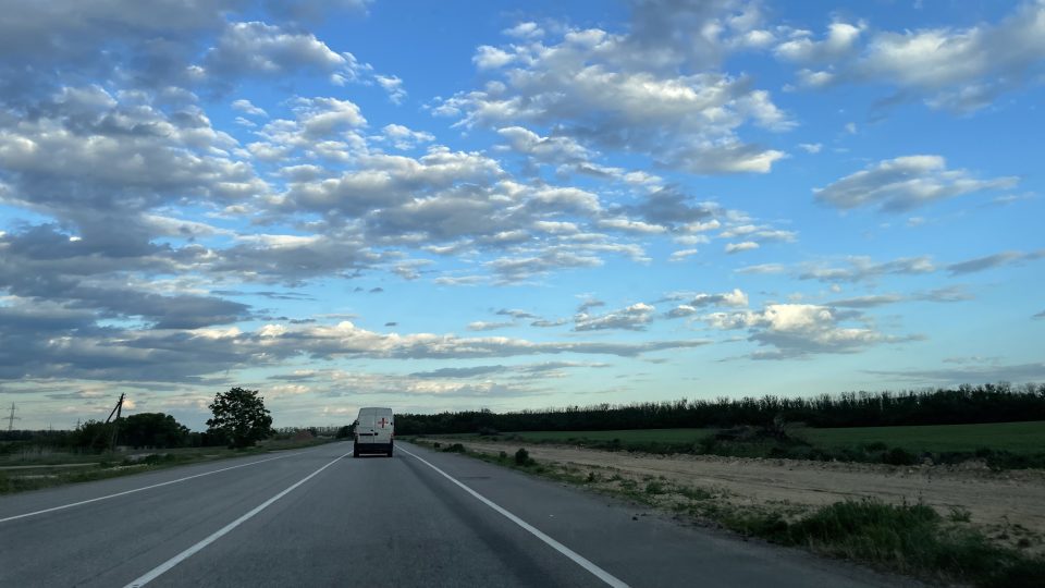 Cesta na Donbas. Je vidět, že ukrajinská vláda před válkou do stavby silnic hodně investovala