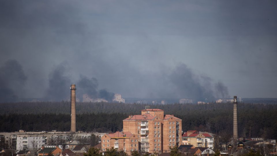 Černý dým nad městem Buča v Kyjevské oblasti