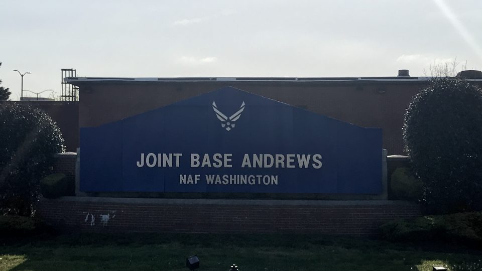 Tady na základně Joint Base Andrews u Washingtonu doprovázejí schránku s ostatky Františka Moravce i jeho potomci z americké části rodiny