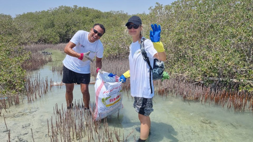 Po sbírání na ostrově čeká dobrovolníky výlov odpadků z mořského dna