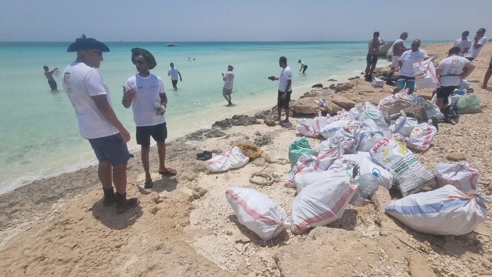 Egyptské korálové útesy jsou ohrožené plastovým znečištěním životně. V Hurghádě se proto sešli potápěči nejen z Egypta na společné úklidové akci