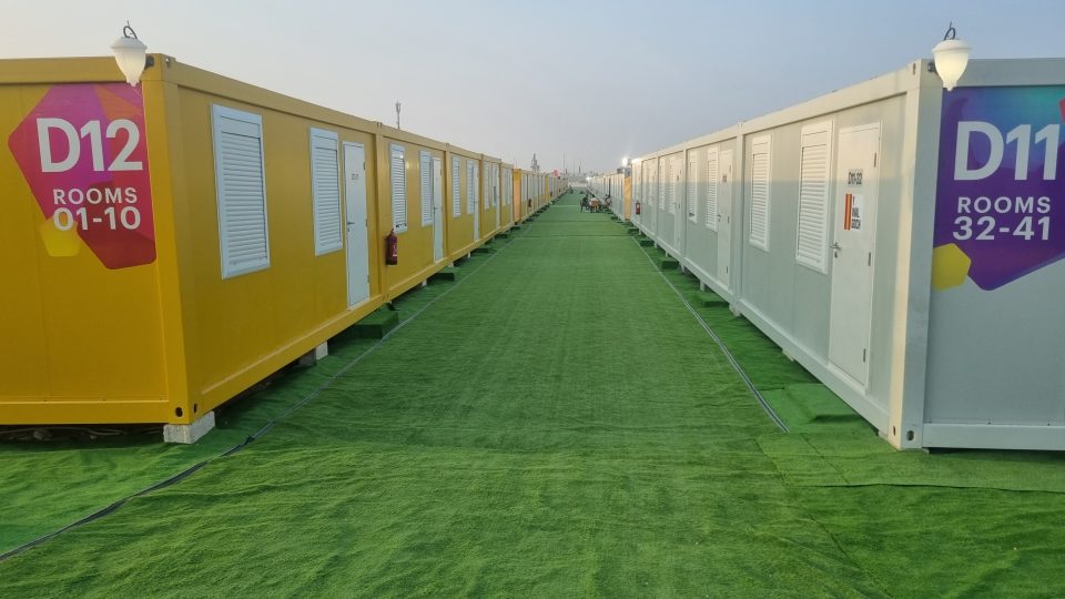 Fotbaloví fanoušci bydlí v Kataru i v kontejnerech