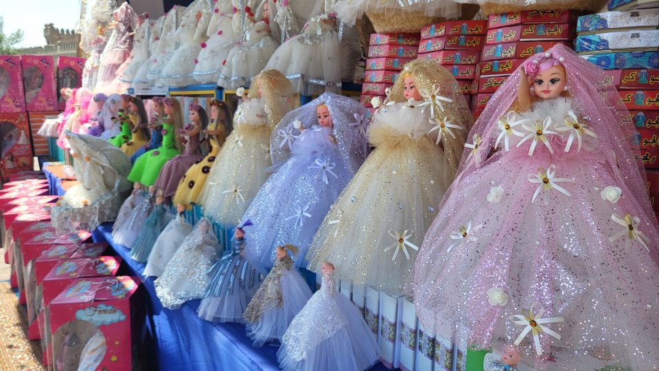 Panenky vyrábí v Číně a nejsou cukrové, ale z plastu.  Pravděpodobně to tedy ani nejsou maulidové panenky, ale obyčejné