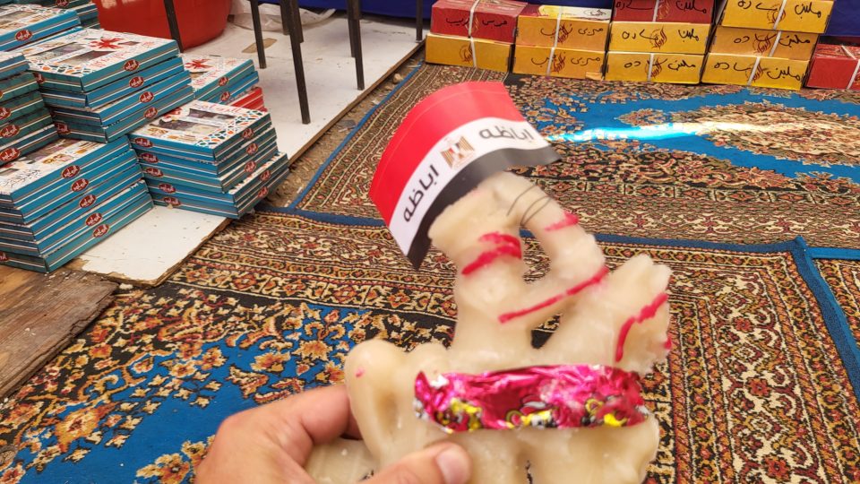 Voják z cukru, tradiční sladkost, která se prodává jen při oslavách prorokových narozenin