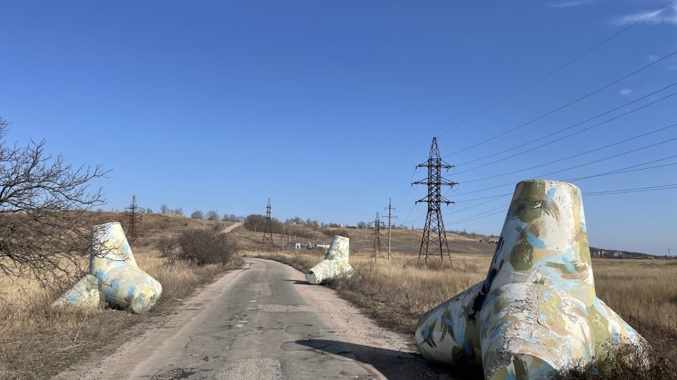 Mariupol nezachránily ani betonové tetrapody – obrovské čtyřnožky umístěné na silnicích