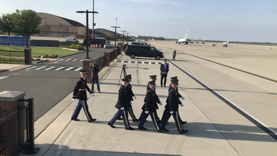 „Pane generále, poleťte s námi.“ Na ploše vojenského letiště končí ceremoniál s předáním ostatků a vojenský historik Aleš Knížek zve kolegu generála k jeho poslednímu letu