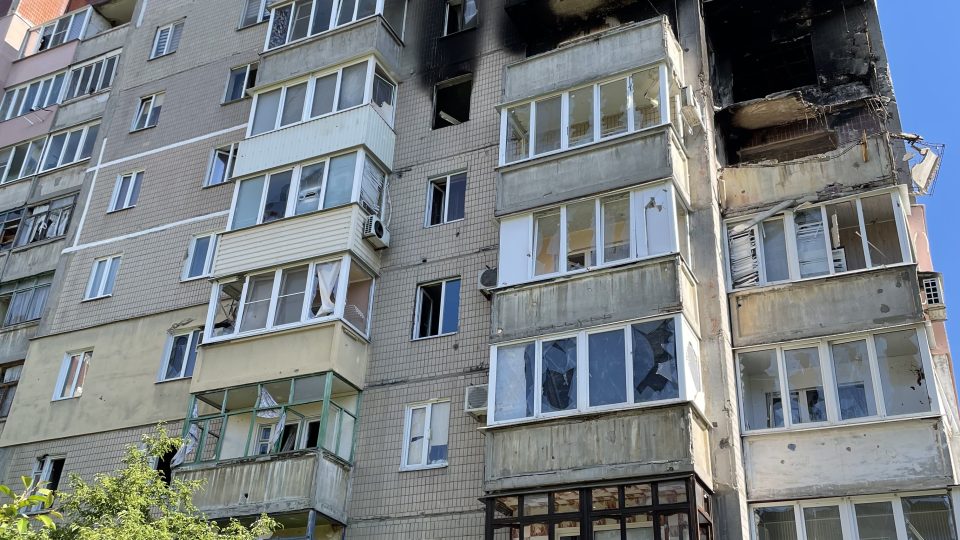 Zničený kus domu v ostřelované části Ukrajiny