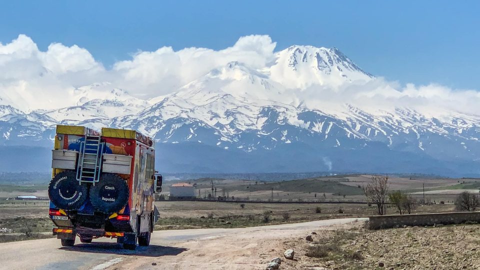 Expedice Tatra kolem světa 2 dorazila do turecké Kappadokie