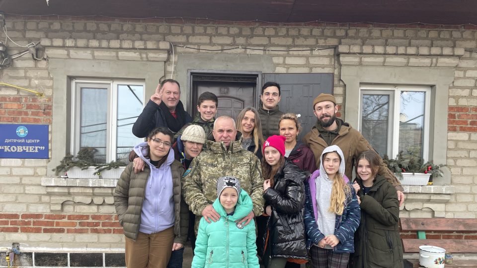 Do 24. února se vesnice Pionýrské nacházela pod ukrajinskou kontrolou. Leží pár kilometrů na východ od Mariupolu. Na konci února toto území zabrala ruská armáda