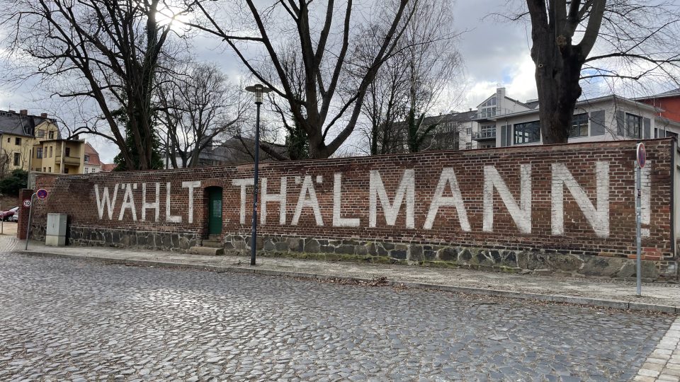 Hlasujte pro Thälmanna! Nápis na zdi ve městě Görlitz