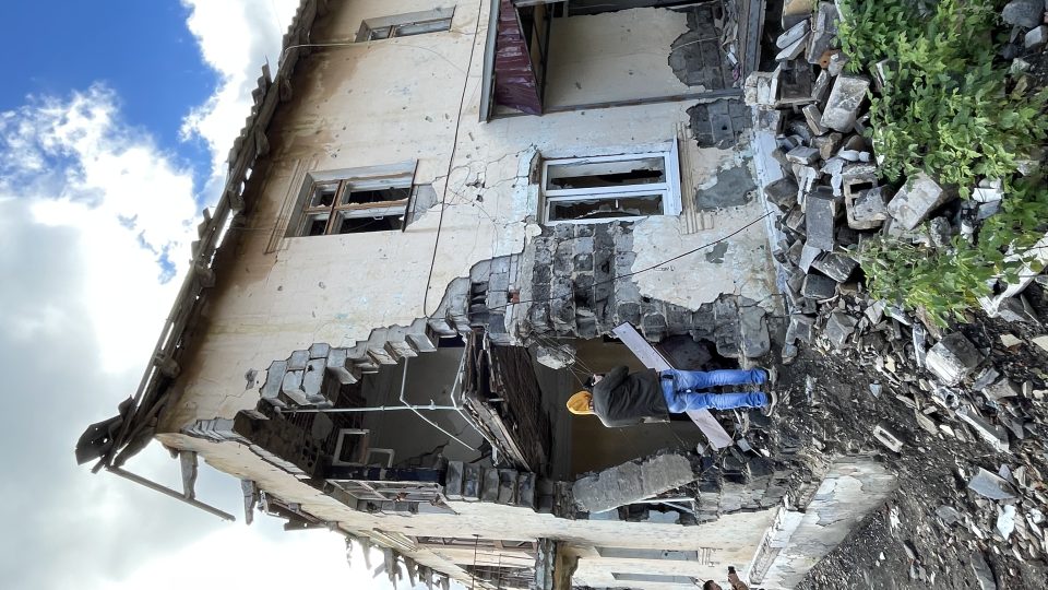 Část domu po ruském bombardování chybí
