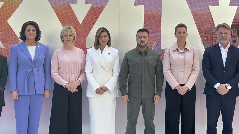 Eva Pavlová (v růžové halence), Olena Zelenská a ukrajinský prezident Volodymyr Zelenskyj