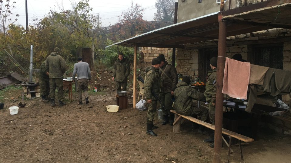Ruští vojáci se usazují na území Náhorního Karabachu.