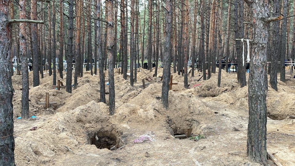 Celý les je plný hrobů, napočítali jich 445. Plus jeden hromadný.