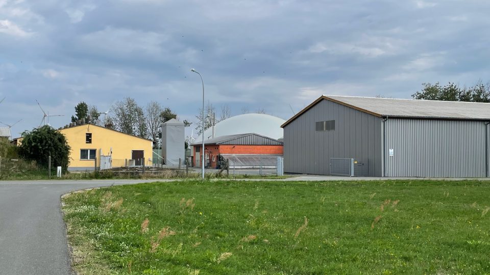 Vedle vepřína stojí ve Feldheimu bioplynová stanice
