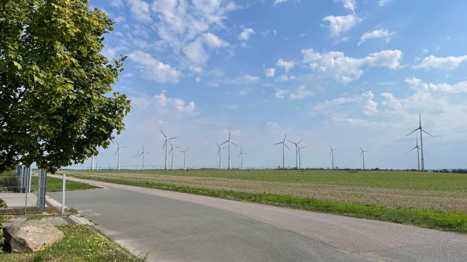 Elektřinu má vesnička Feldheim díky větrným elektrárnám
