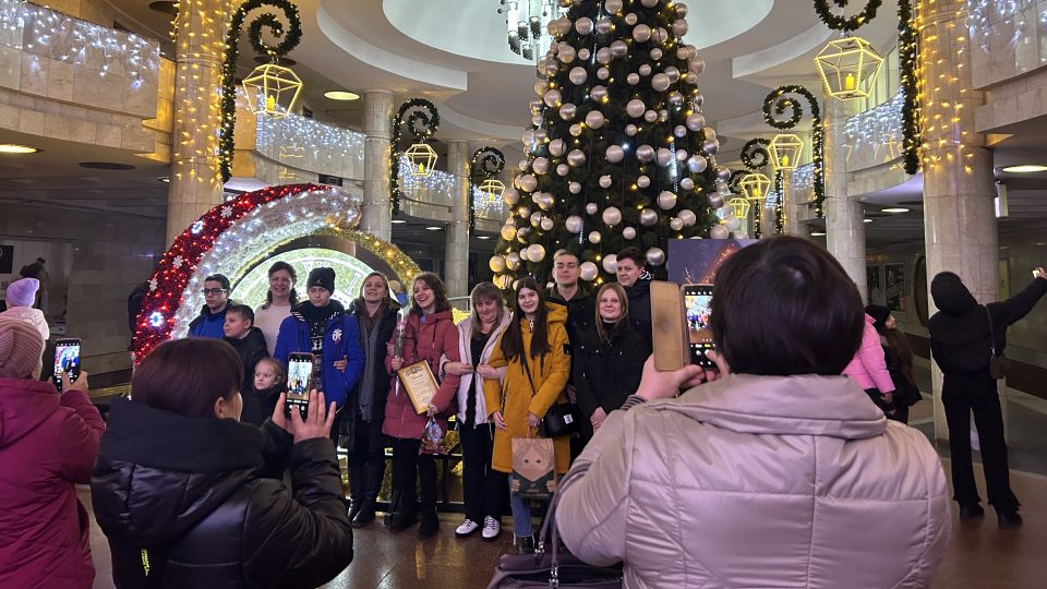 Učitelka Valentina svým žákům v charkovském metru rozdala vánoční dárky