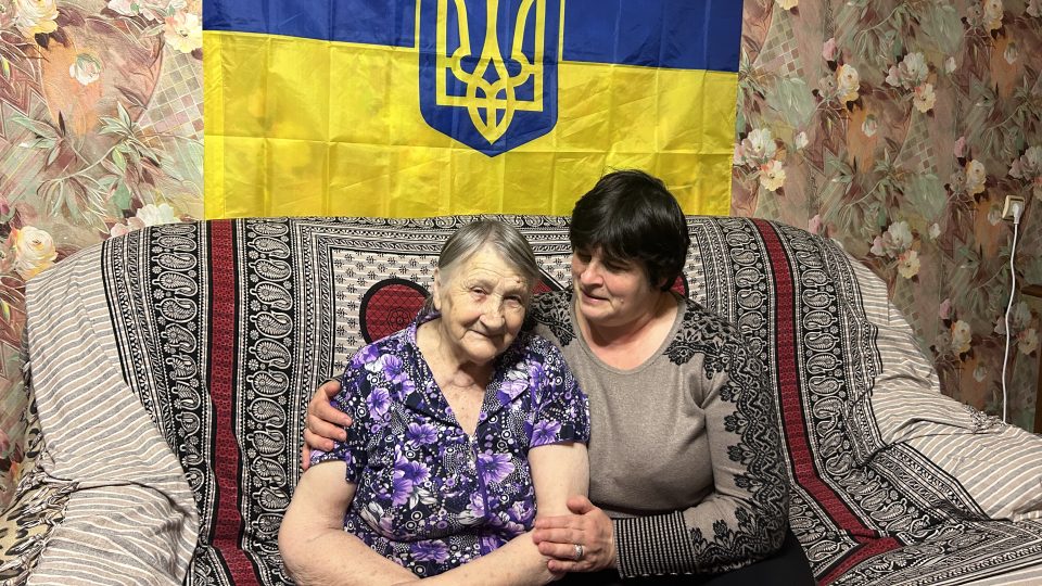 Učitelka Valentina utekla se svou matkou z vesnice, kterou okupují ruská vojska