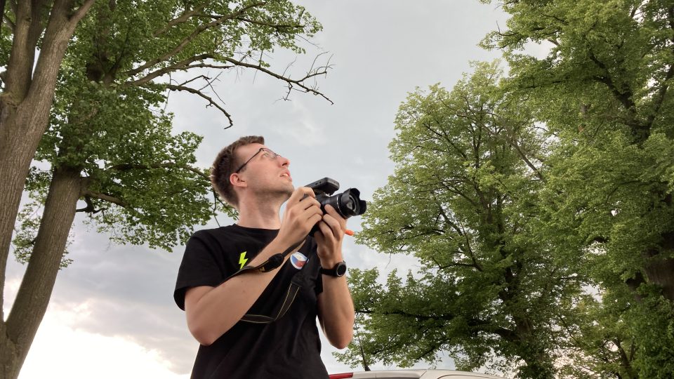 Miroslav Štefek urazí pro kvalitní fotografii bouřkových mraků i stovky kilometrů.