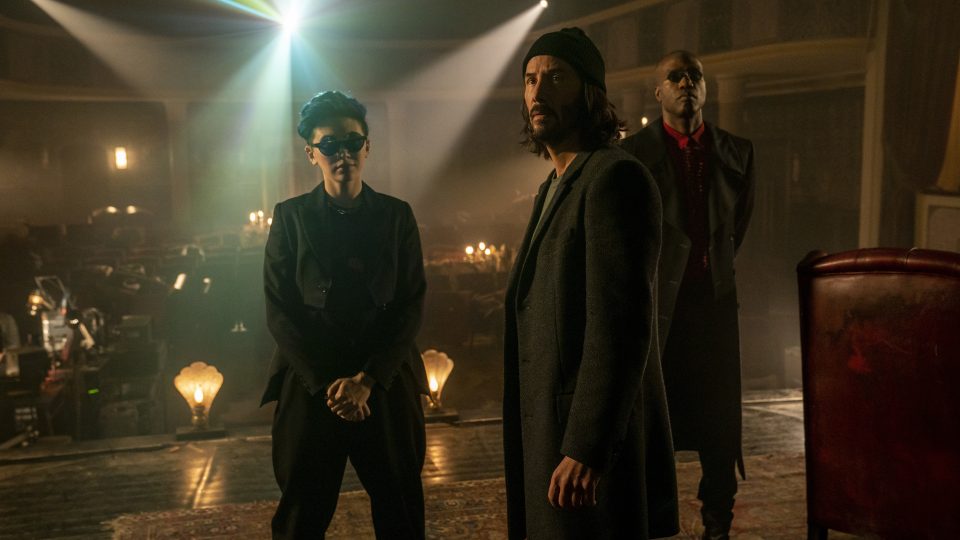 Jessica Henwick, Keanu Reeves a Yahya Abdul-Mateen II ve snímku The Matrix Resurrections