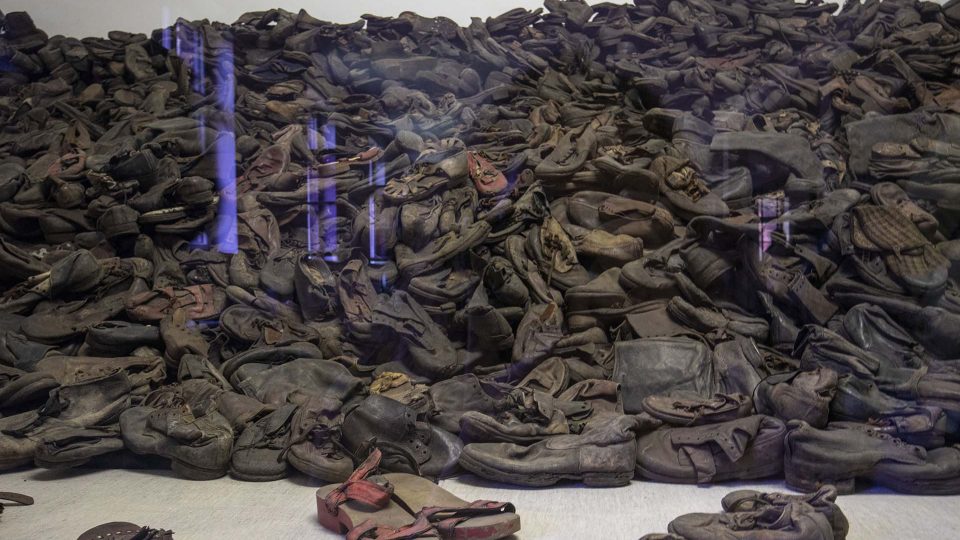 Hromada bot v bloku 5 bývalého vyhlazovacího tábora Osvětim-Březinka