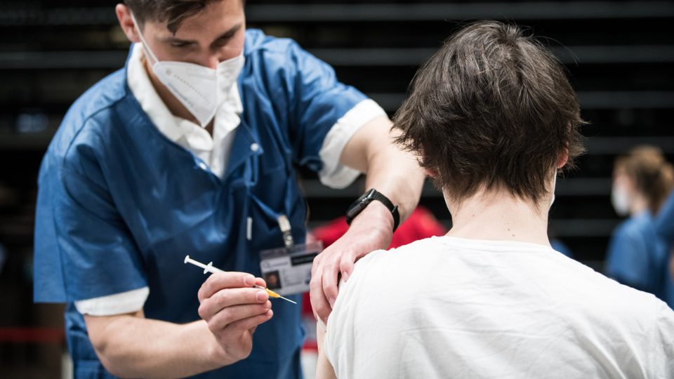 Jen v den otevření by zdravotníci v O2 Aréně měli naočkovat tisíc lidí