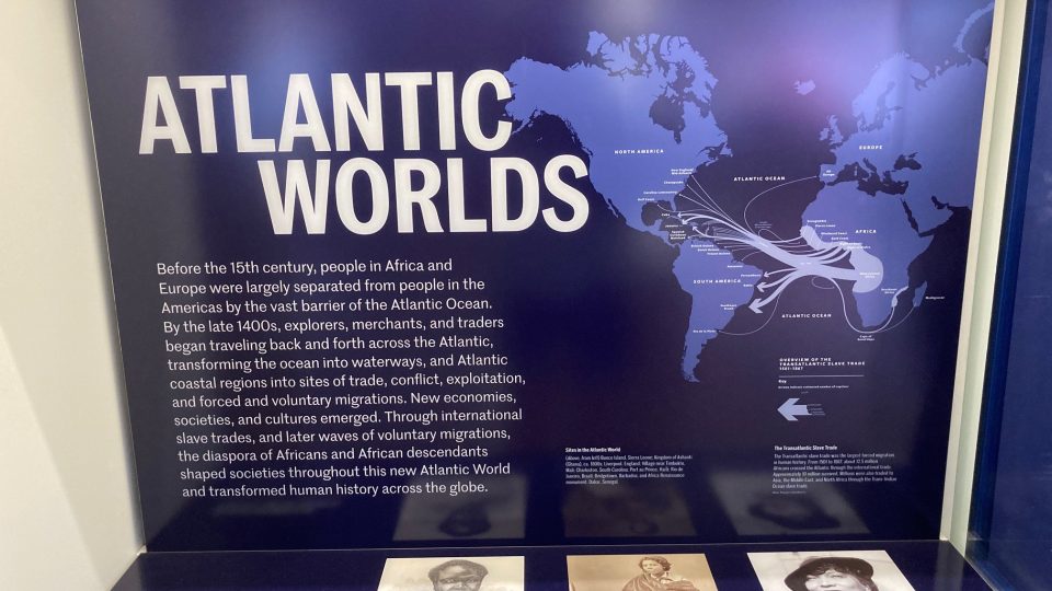 Zotročení afrického obyvatelstva trvalo v Americe 400 let. Jen při přejezdu Atlantiku zahynulo 1,8 milionu otroků