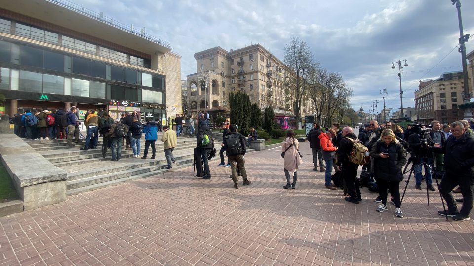 Novináři čekající na vstup do stanice Kyjevského metra, kde má být tisková konference prezidenta Volodymyra Zelenského