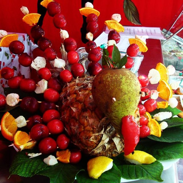 Ozdoba výkladního pultu na třešňových slavnostech | foto: Ľubica Zlochová,  Český rozhlas