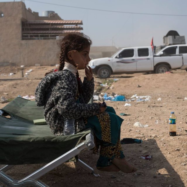 Slovenští zdravotníci Matěj Karlák a Oliver Valentovič pomáhají lidem v Iráku - irácký Mosul,  listopad 2016 | foto: Jorge Calzadilla