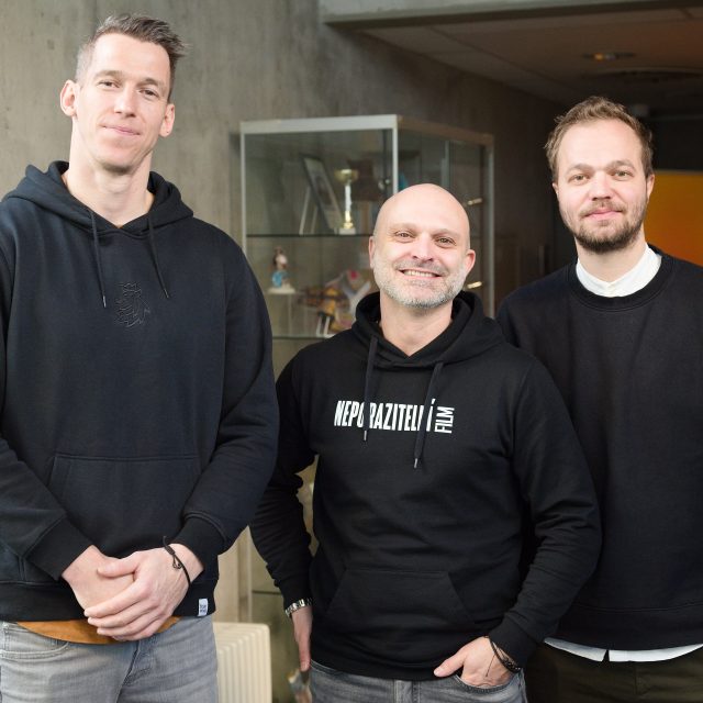 Kapitán para hokejistů Radek Zelinka,  šéf českého para hokeje Jiří Šindler a herec Tomáš Havlínek | foto: Anna Rychnovská,  Český rozhlas