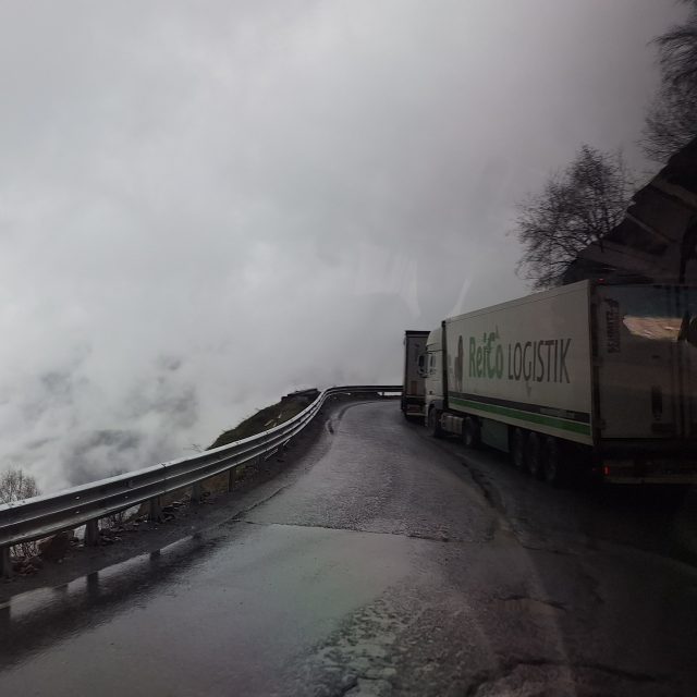 Vojenská cesta stoupá skoro do dvou a půl tisíce metrů nad mořem | foto: Dominik Tesár,  Český rozhlas