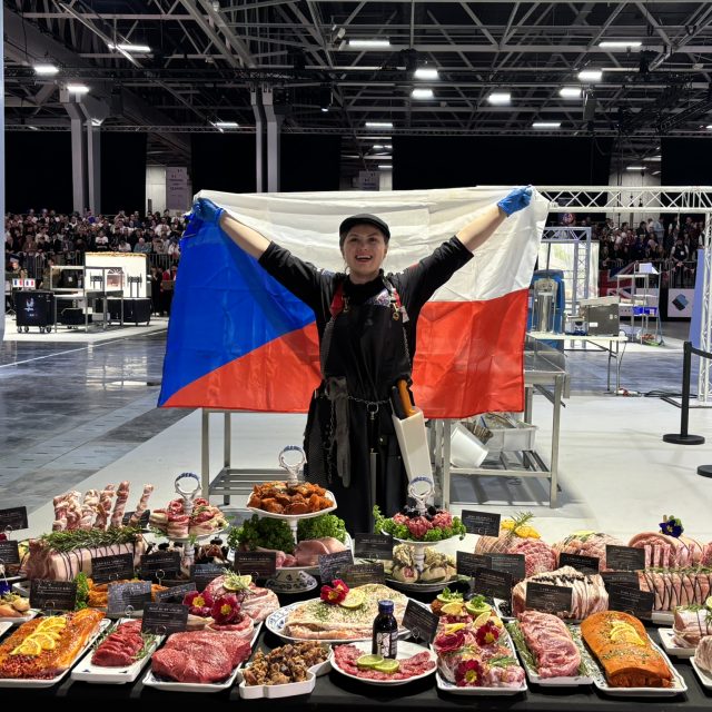 Monika Remešová byla s výsledkem své práce na řeznickém světovém šampionátu spokojená | foto: Martin Balucha,  Český rozhlas