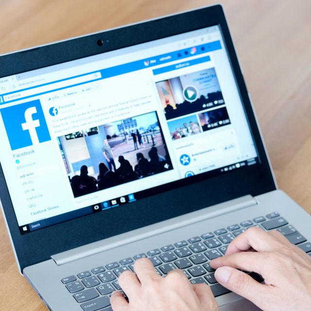 Facebook ,  sociální sítě ,  notebook ,  sociální síť | foto: Seasontime / Shutterstock