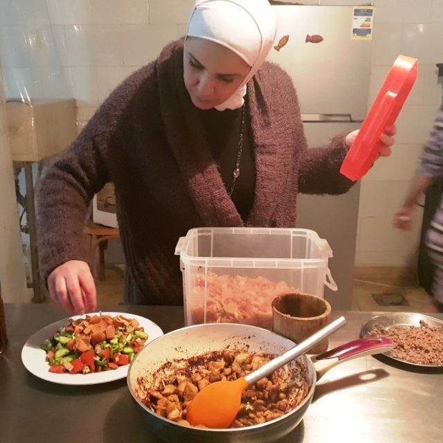 Fátin dochucuje jednu ze syrských specialit,  které vaří pro své egyptské zákazníky | foto: Štěpán Macháček,  Český rozhlas,  Český rozhlas