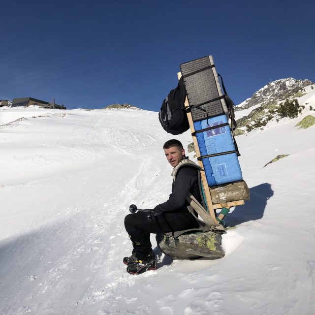 Na dohled od cíle. Vlado nese na dřevěné krosně zhruba 60 kilogramů zásob | foto: Ladislav Novák,  Český rozhlas