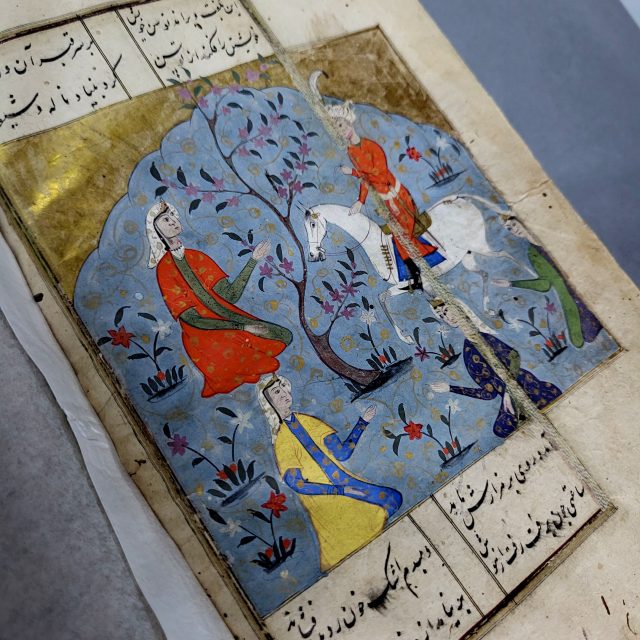 Výběr rukopisů,  které je třeba restaurovat,  dělá archivář | foto: Štěpán Macháček,  Český rozhlas