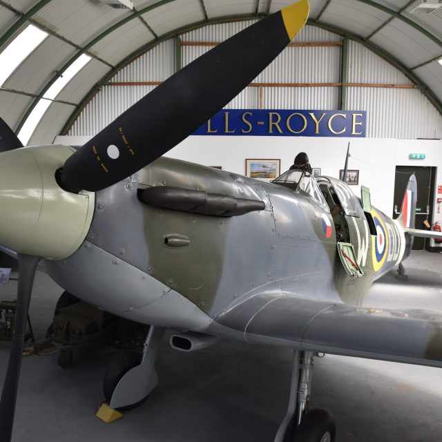 Letoun v hangáru je jako nový. Trup Spitfiru v šedo-zeleném maskování nese velká bílá písmena DU,  tedy označení 312. československé letky RAF | foto: Jaromír Marek,  Český rozhlas,  Český rozhlas