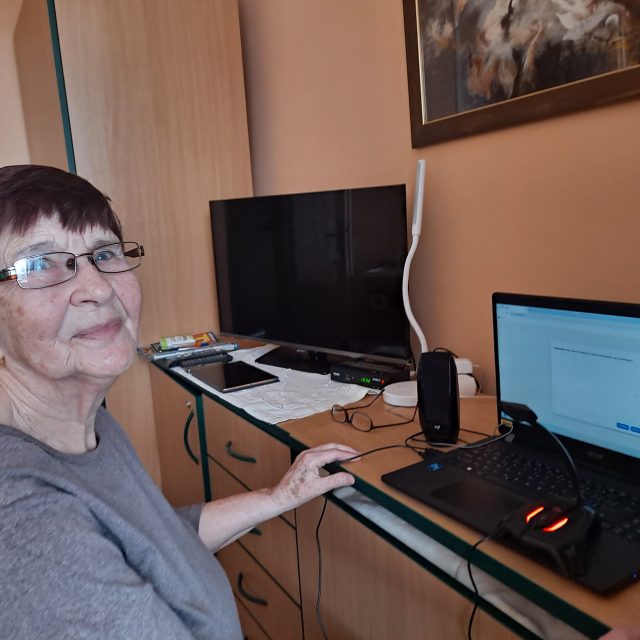 82letá Anna Vítková při rozhovoru s umělou inteligencí | foto: Andrea Brtníková,  Český rozhlas