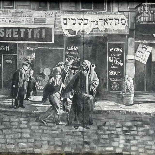 Nástěnná malba,  kterou navrhl Jacek Rudzki,  je černobílá a působí,  jako bychom stáli na jedné straně ulice a pozorovali život na té druhé | foto: Kateřina Havlíková,  Český rozhlas