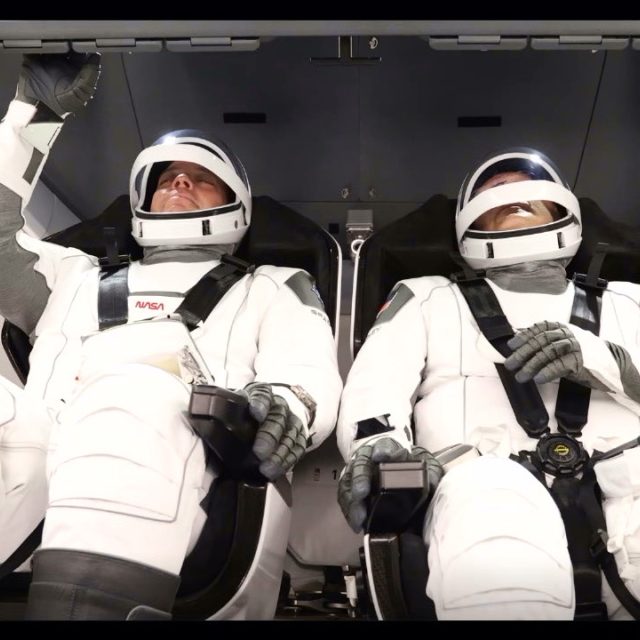 Členové posádky raketoplánu SpaceX Crew Dragon v kabině | foto: NASA TV
