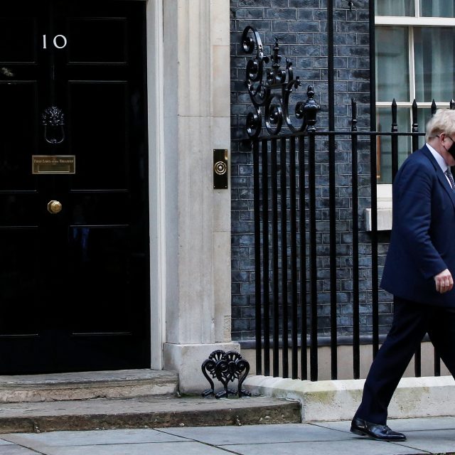 Britský premiér Boris Johnson před sídlem v Downing Street | foto: Reuters