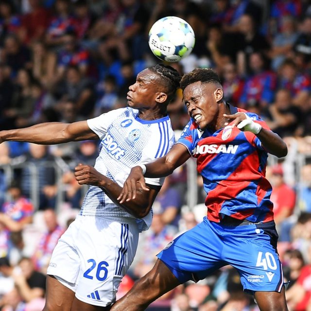 Zleva Muhamed Tijani z Olomouce,  Sampson Dweh z Plzně | foto: Miroslav Chaloupka,  ČTK