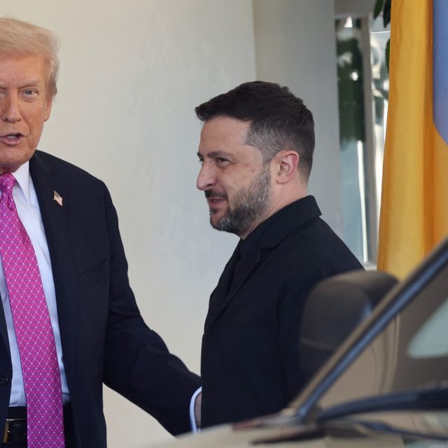 Volodymyr Zelenskyj  (vpravo) se zdraví s Donaldem Trumpem | foto: WIN MCNAMEE / GETTY IMAGES NORTH AMERICA / Getty Images via AFP / Profimedia