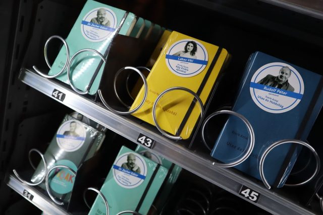 Budapešť má nové netradiční automaty. Po vhození peněz z nich vypadne knížka tak akorát do kapsy | foto: Gregor Martin Papucsek